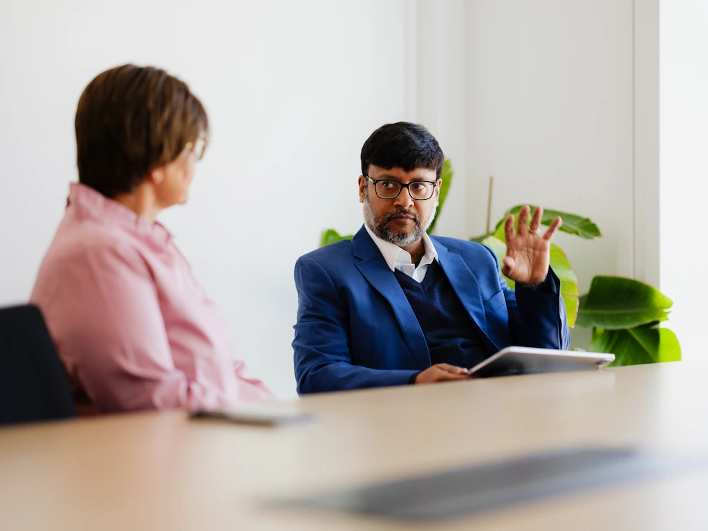 Advisor explaining financial insights during a one-to-one fractional CFO strategy session in India using tablet data