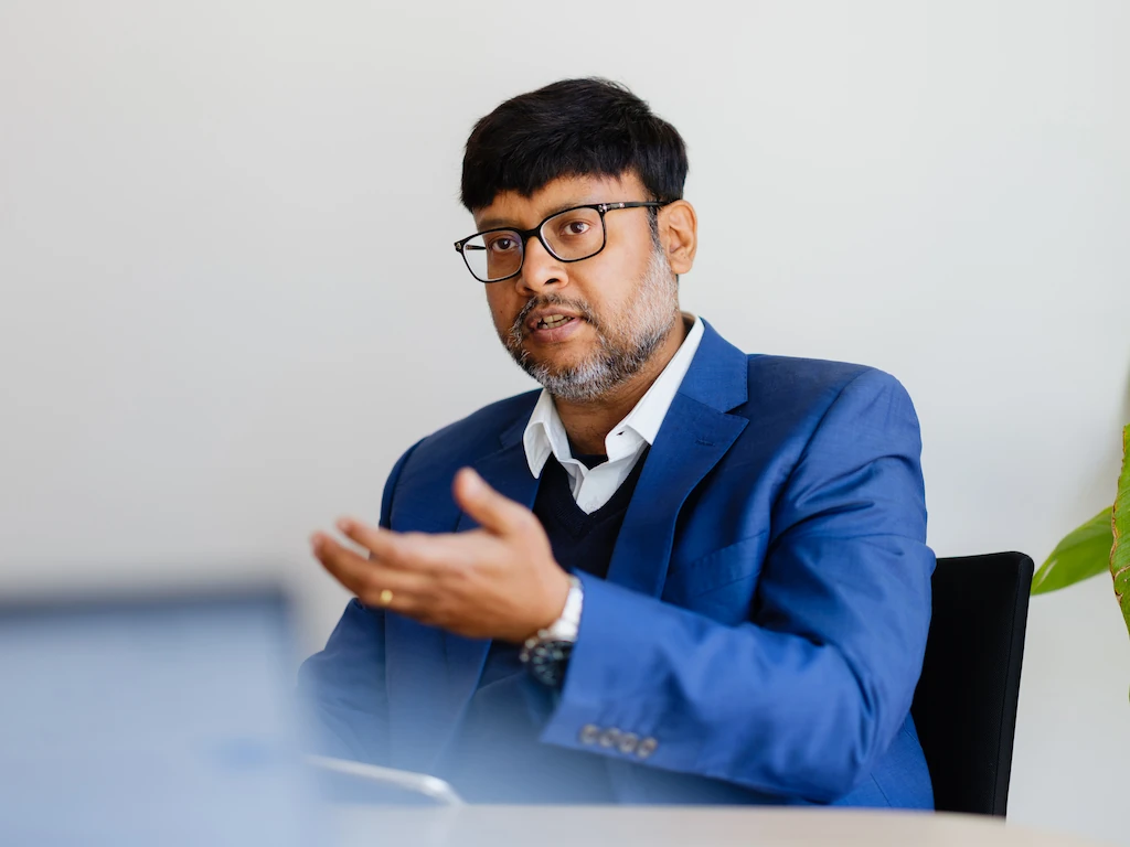 Advisor explaining financial strategy in a one-to-one fractional CFO India consultation focused on CFO strategy and business performance